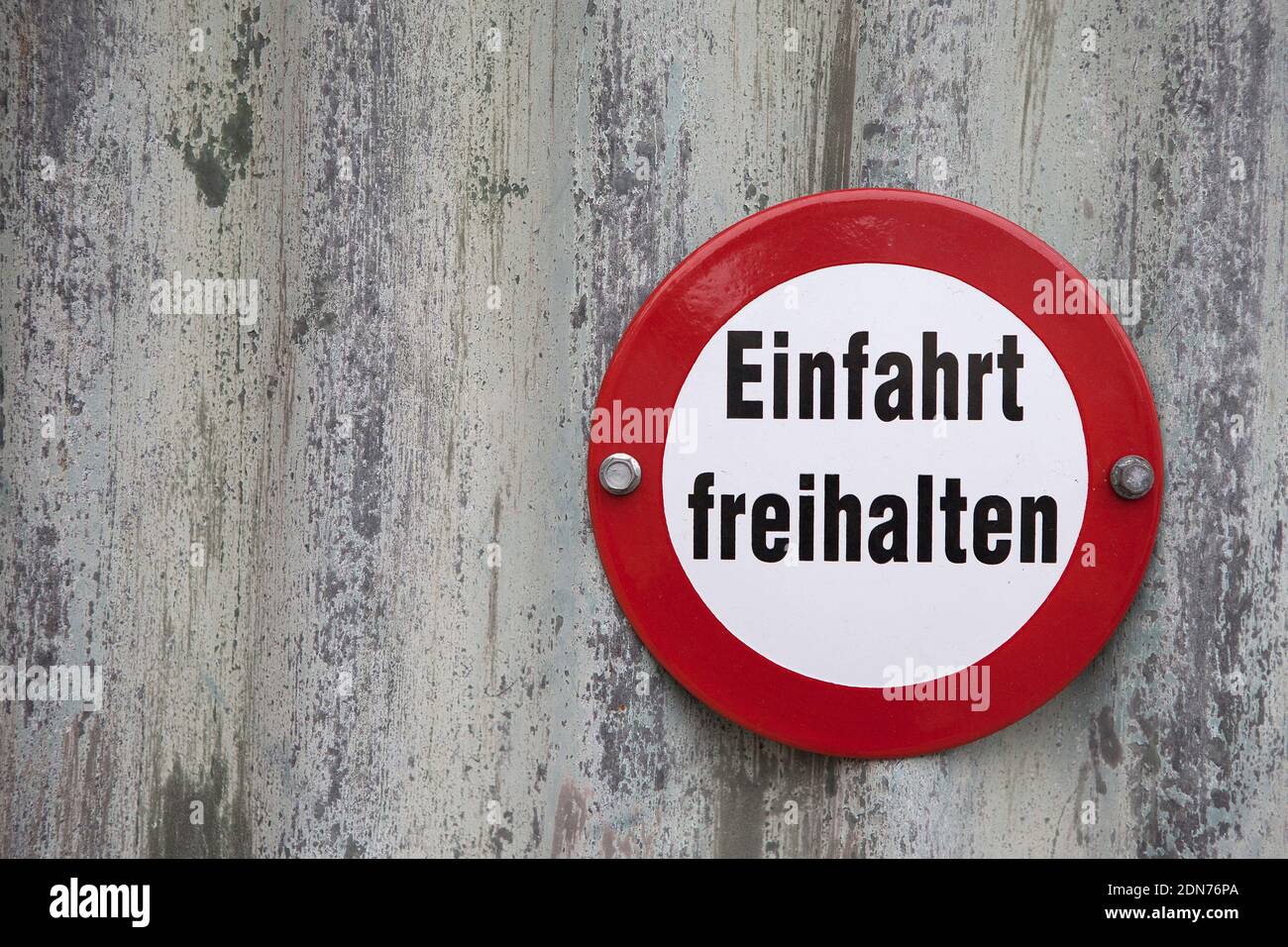Il cartello con la scritta tedesca 'Einfahrt freihalten' si traduce in 'Keep gateway clear' in lingua inglese Foto Stock