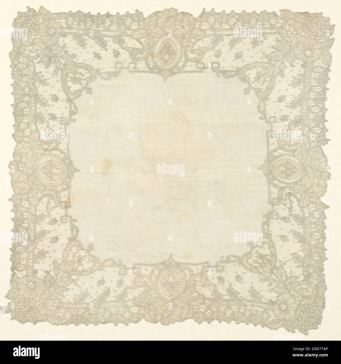 Fazzoletto, Medio: lino tecnica: Laccio ad ago, fazzoletto con centro in lino e rifinito con laccio ad ago Point de Ecoil. Il motivo mostra medaglioni ed elementi floreali., Belgio, XIX secolo, pizzo, fazzoletto Foto Stock