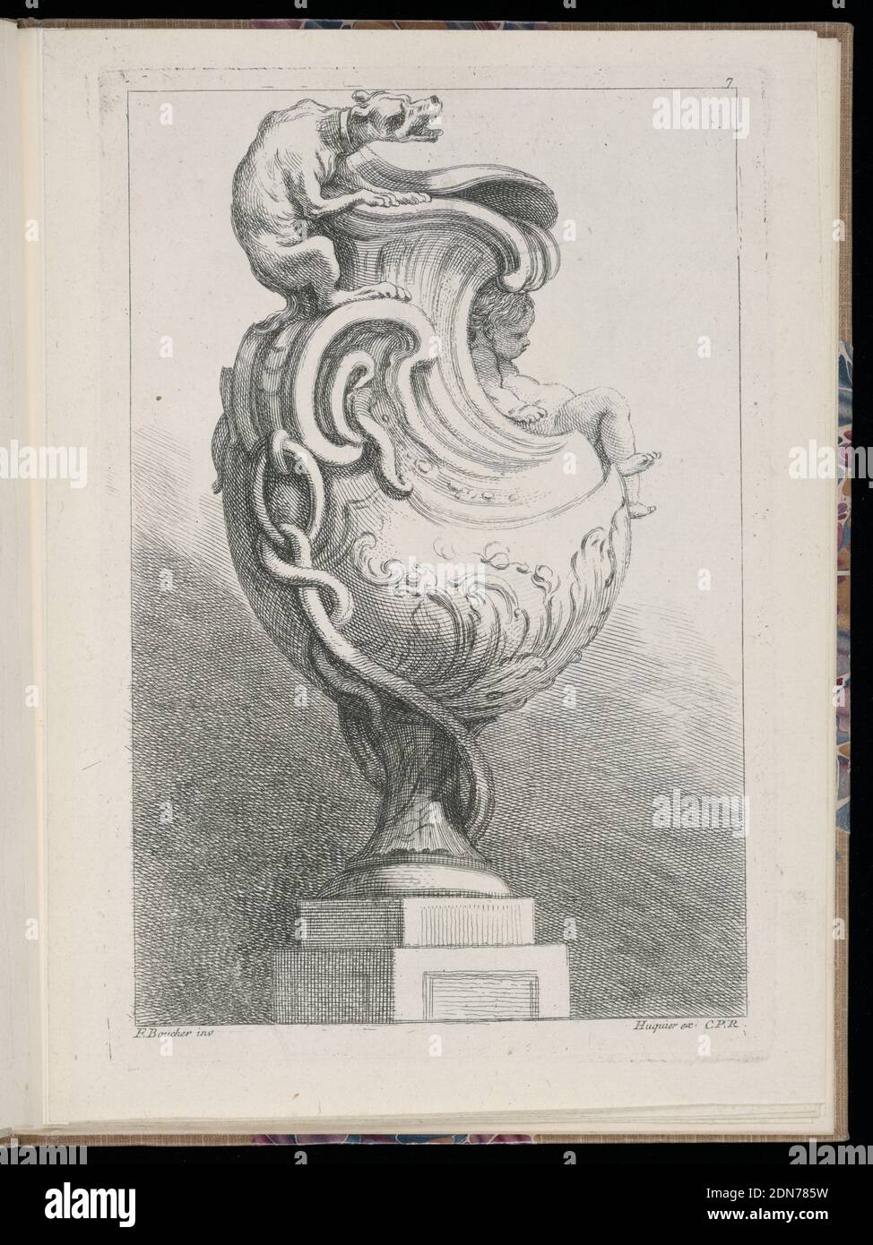 Plate 7, Livre de vases (Libro dei vasi), François Boucher, francese, 1703 – 1770, Gabriel Huquier, francese, 1695–1772, Chez le Pere et Avaulez, Parigi, Francia, incisione su carta creme, Folio 7, Plate 7 di una serie di 12. Progetto per un vaso da eseguire in metallo, posto su un piedistallo. In prossimità del collo e del coperchio si forma a conchiglia, il manico è collegato alla base da una catena a serpente. Seduto sul manico è un cane accovacciato che si arcia i denti. Reclinando nel pendio del collo, a destra, un putto figuri., Parigi, Francia, 1738–72, metallurgia, stampa rilegata Foto Stock