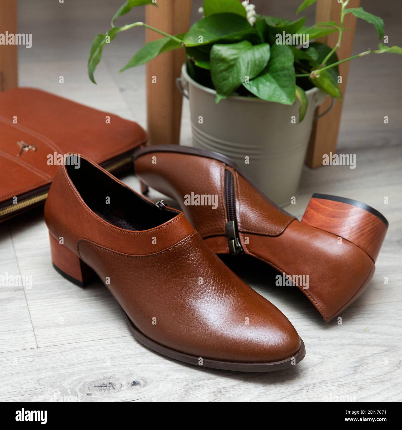 scarpe classiche in pelle per belle donne Foto Stock