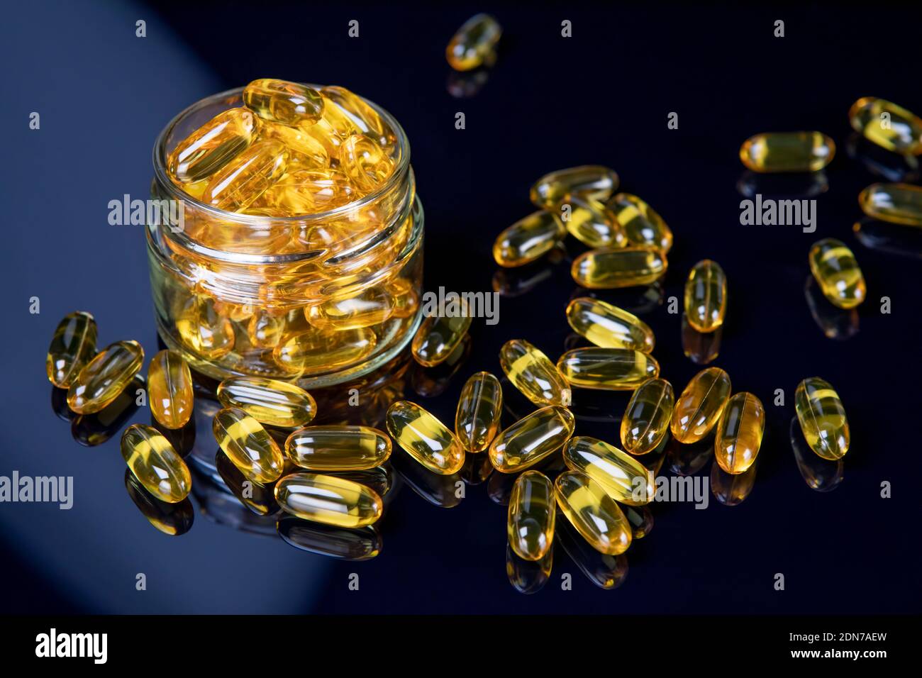 Omega olio di pesce softgels supplemento dietetico in vaso. Vita sana e  concetto di salute del cuore. Mettere a fuoco sulle pillole in vaso Foto  stock - Alamy