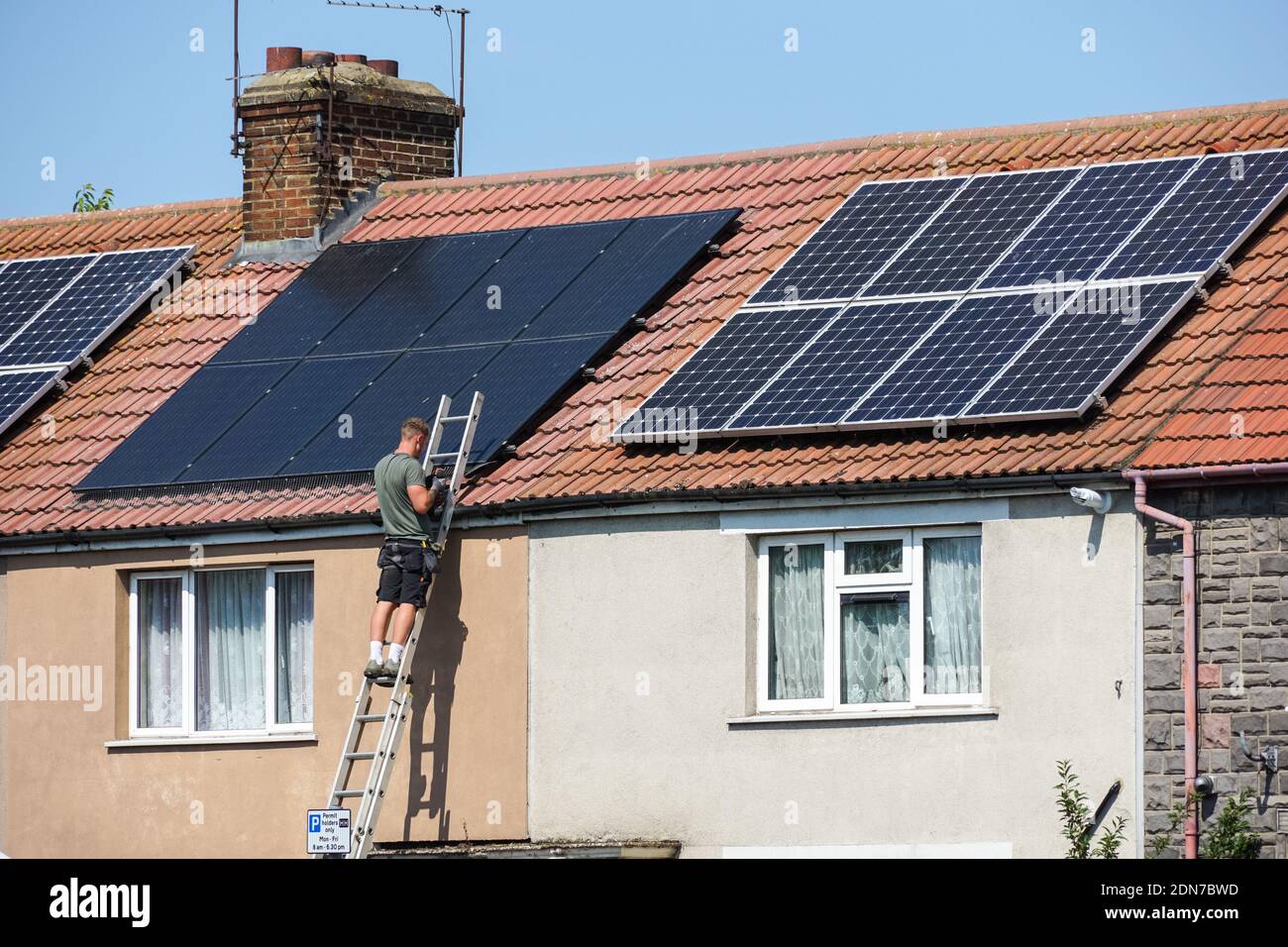 Installazione di pannelli solari fotovoltaici sul tetto di terrazze Casa a Londra Inghilterra Regno Unito Foto Stock