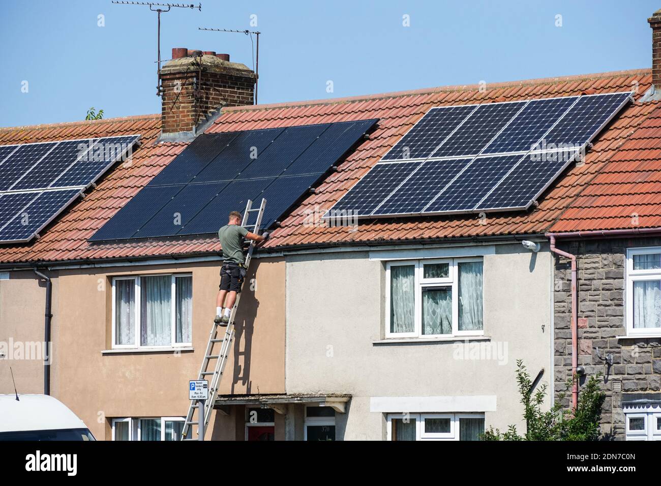 Installazione di pannelli solari fotovoltaici sul tetto di terrazze Casa a Londra Inghilterra Regno Unito Foto Stock