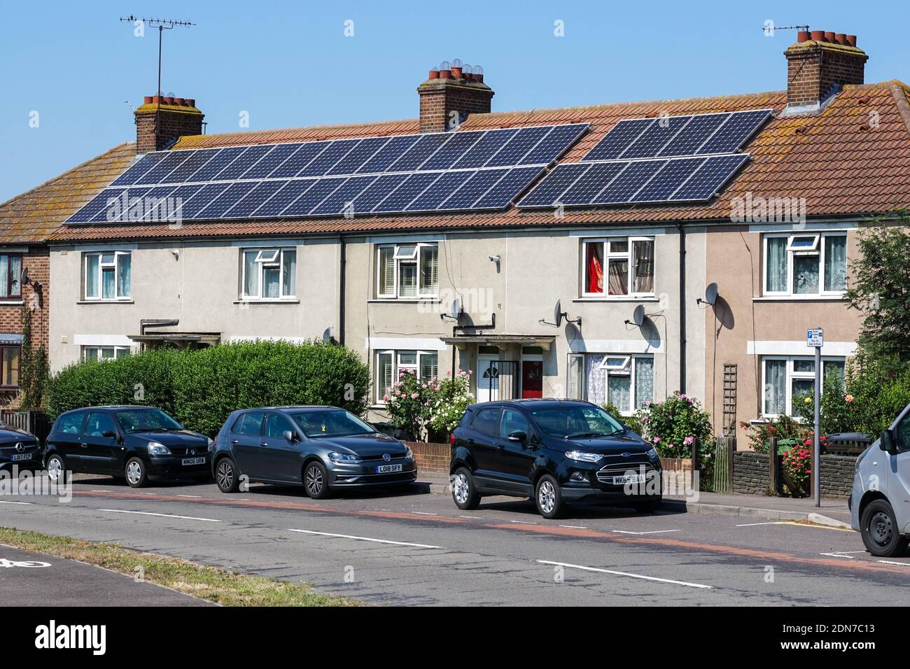 Case a schiera con pannelli solari sul tetto a Londra, Inghilterra, Regno Unito, Regno Unito Foto Stock