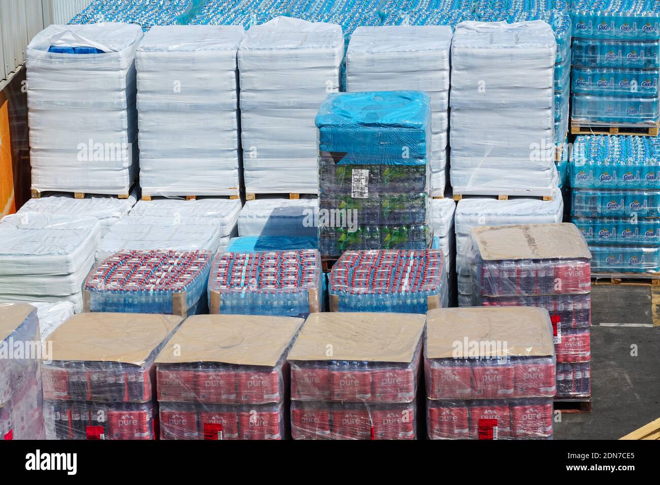 Pallet di acqua potabile in bottiglia fuori magazzino pronti per il trasporto Foto Stock