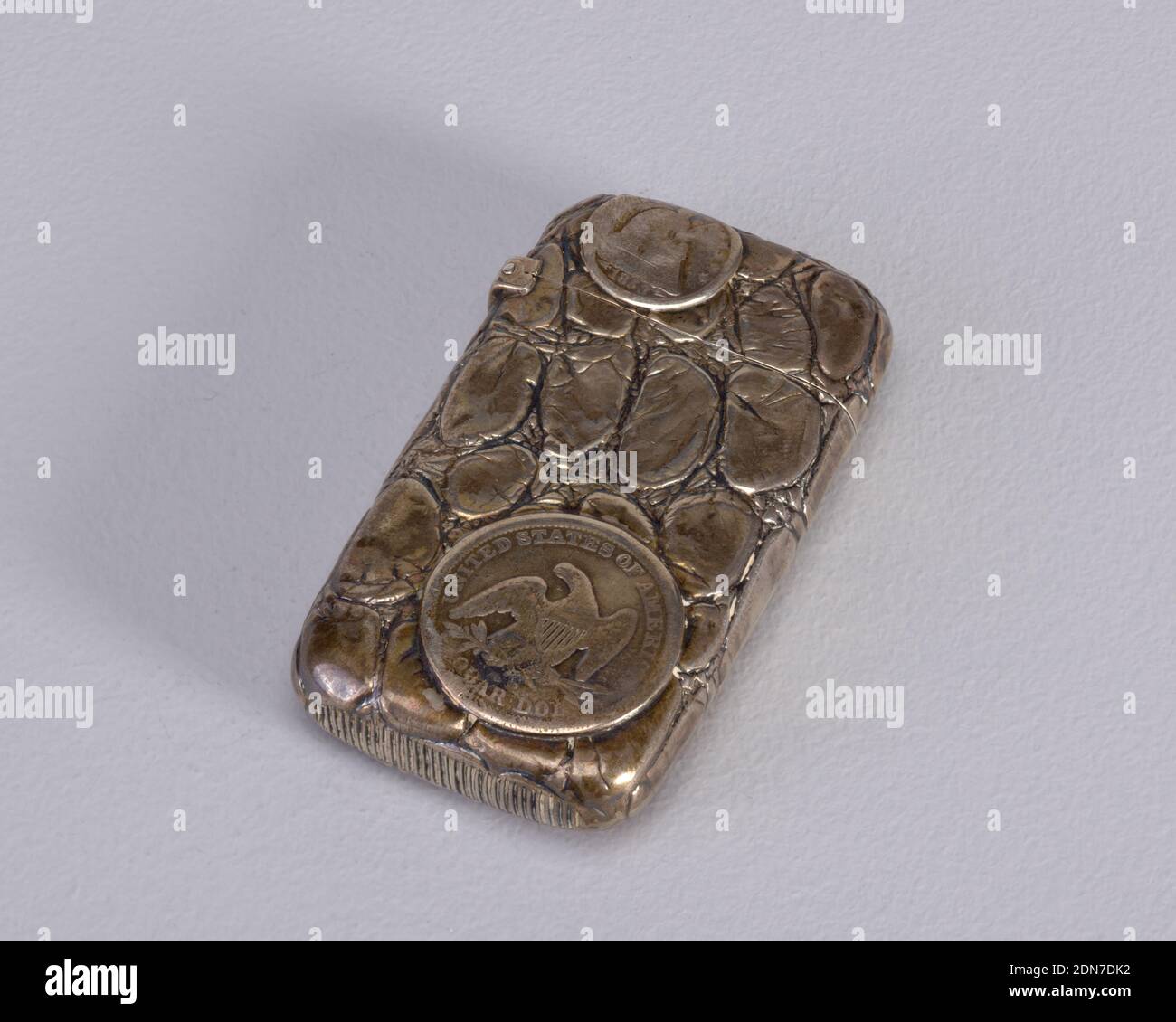Monete su Simulated Alligator Skin, Gorham Manufacturing Company, Providence, Rhode Island, USA, fondata nel 1818, Argento, angoli e lati oblungi e arrotondati, con un terreno complessivo di pelle di alligatore simulata, sulla cui sommità sono sovrapposte monete d'argento; La facciata presenta una moneta da un quarto di dollaro in basso a destra, con aquila americana, incisa negli Stati Uniti d'America, una moneta più piccola sul coperchio in alto a sinistra con l'immagine indossata di una Lady Liberty, datata 1853 sotto; Il retro presenta una moneta più grande in basso a destra con l'immagine di una Lady Liberty seduta, datata 1877 sotto, un piccolo dime sul coperchio in alto a sinistra. Foto Stock