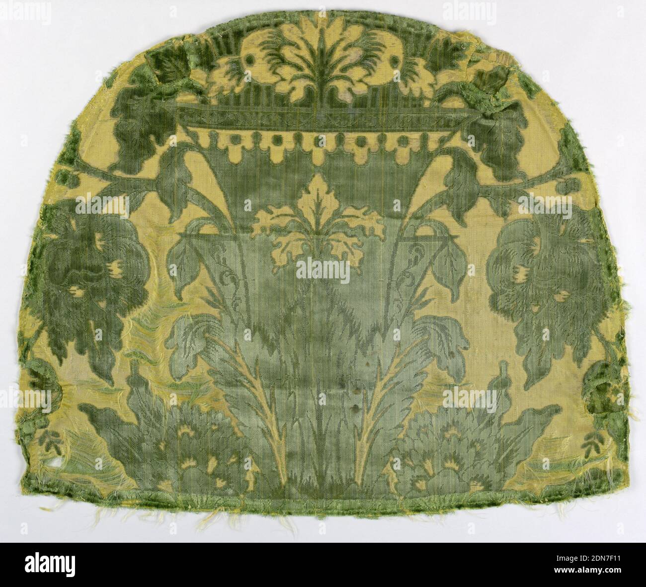 Frammento, medio: Seta, filo metallico tecnica: Velluto satinato ciselé, disegno pilaster-like di foglie e fiori di grande scala in velluto di ciselé verde su terreno satinato giallo. Terra satinata originariamente sparata con strisce piatte d'oro, che ora è quasi interamente consumato via., Italia, ca. 1700, tessuti, frammenti Foto Stock