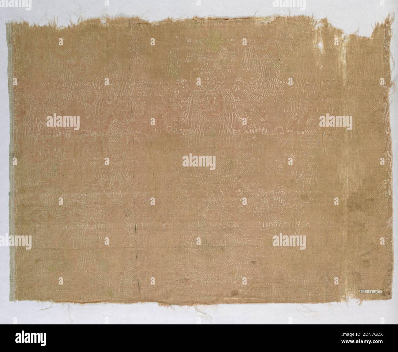 Tessile, Media: Seta tecnica: Tessitura composita con motivo di trama supplementare (broccato), pannello in stile ‘bizzarro’ realizzato in quattro larghezze di raso di seta, originariamente bianco. File orizzontali alternate di motivi ripetitivi mostrano una chiesa costruita su rocce con alti alberi riparatori, e fiori rosa sproporzionatamente grandi e gemme con foglie. Con schienale in seta e lino. Due estremità corte rifinite con corallo e frangia di seta gialla., Spagna, inizio del 18 ° secolo, tessuti tessuti, tessile Foto Stock