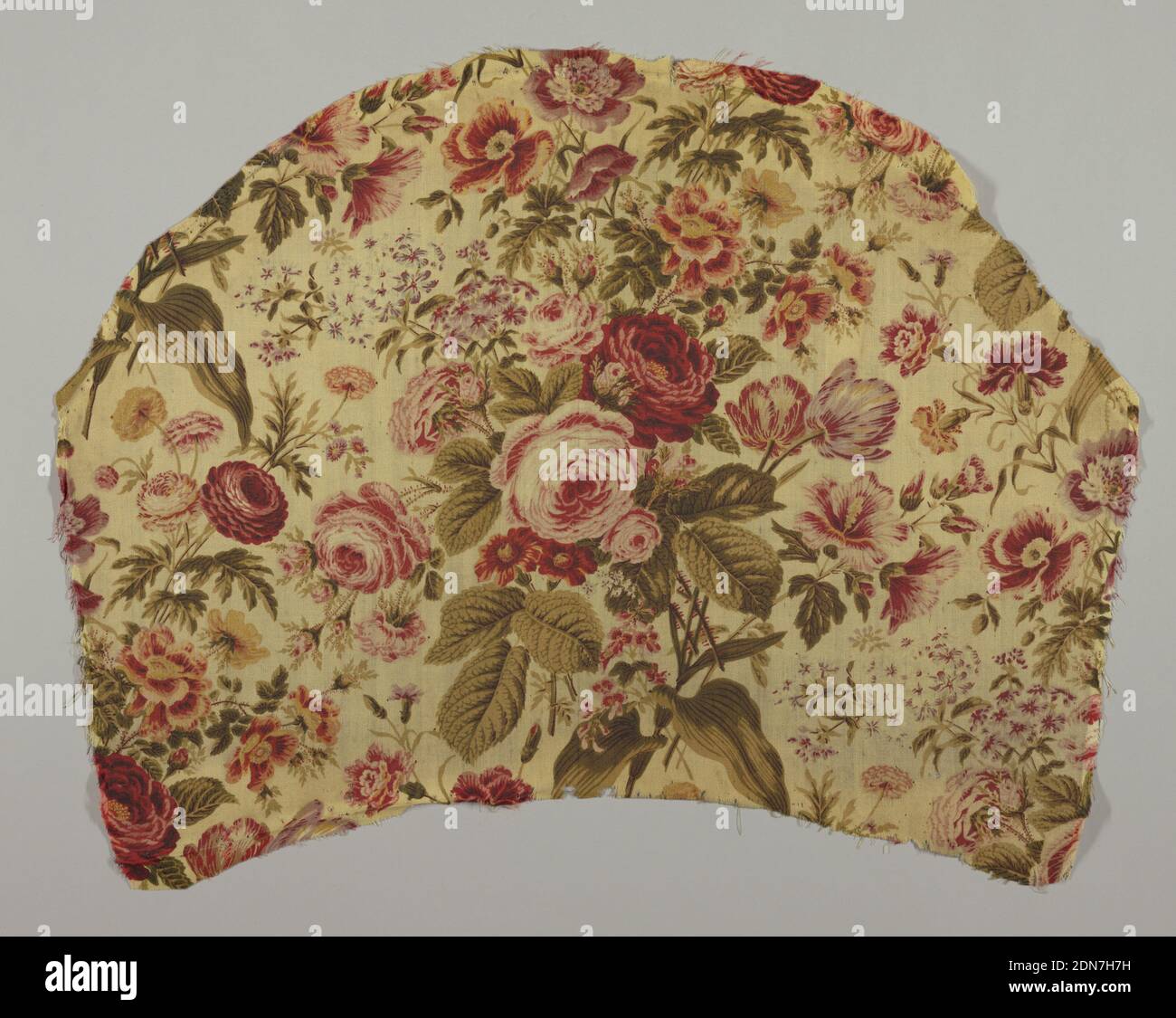 Tessuto, Medio: Lana tecnica: Stampato probabilmente da rullo inciso con stampa a blocco su tessitura twill, lana color crema frammentata, tessitura twill; forma semicircolare, stampato in tonalità di rosso, giallo, verde oliva, Drab, viola. Grappolo naturalistico di rose, tulipani, ecc. probabilmente stampa a rullo con sovrastampa a blocco. Selvage di sinistra presente., Europa, metà del 19 ° secolo, stampato, tinto e tessuti dipinti, tessile Foto Stock