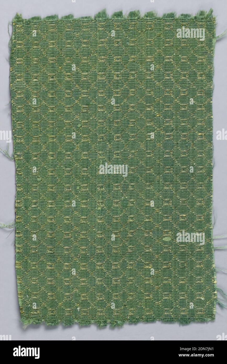 Fragment, Medium: Filo di seta e di metallo, motivo a griglia in verde e oro, XVII secolo, tessuti tessuti, frammento Foto Stock