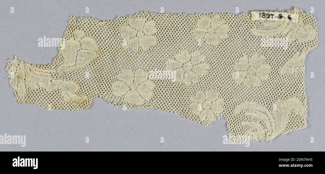 Frammento, Medio: lino tecnica: Pizzo di bobina, frammento di Valenciennes con fiori a sei petali su una superficie di maglia rotonda., Francia, fine 18 ° secolo, pizzo, frammento Foto Stock