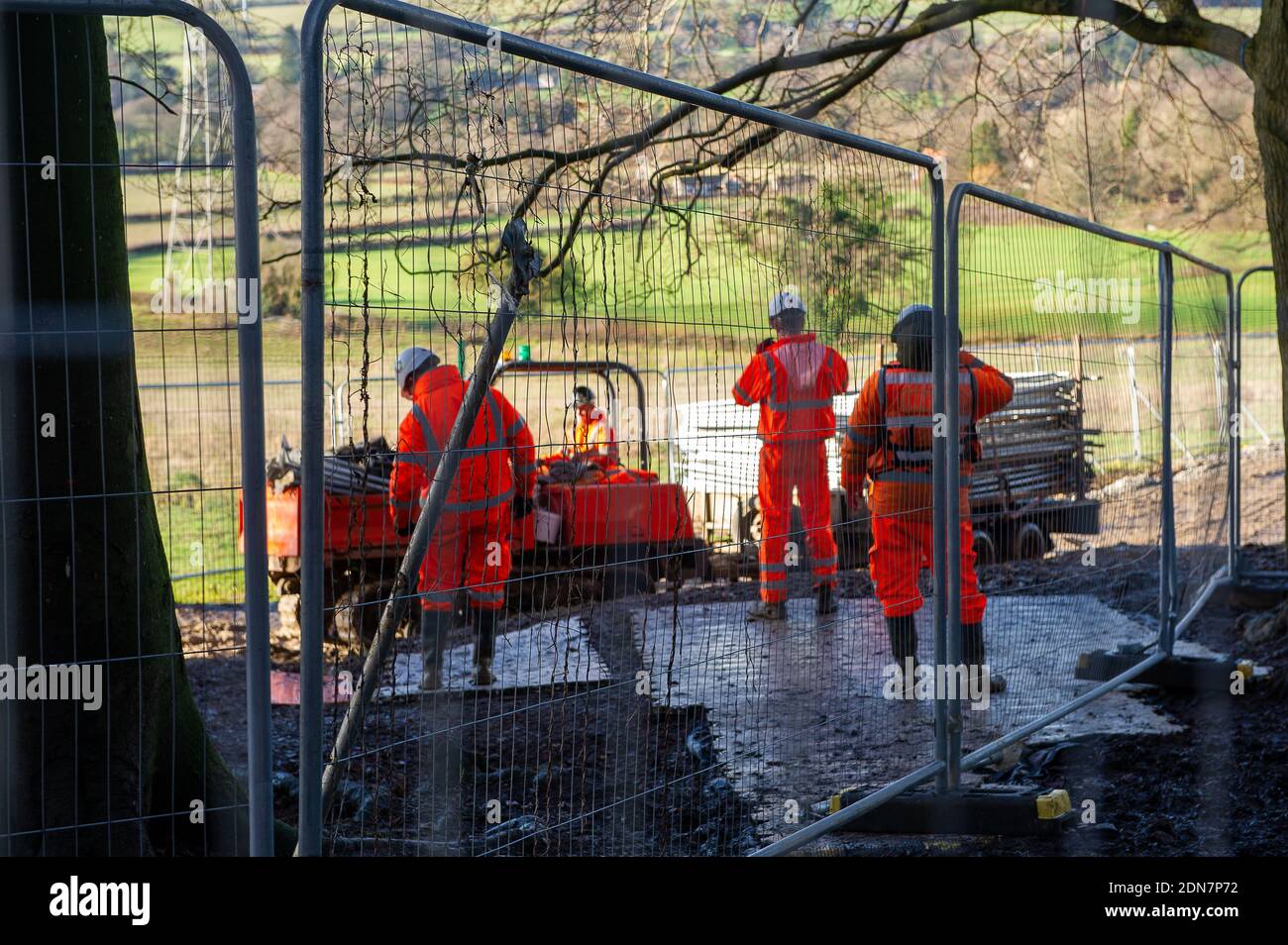 Aylesbury vale, Buckinghamshire, Regno Unito. 17 dicembre 2020. Gli HS2 stavano mettendo in atto ancora più alta recinzione di sicurezza oggi intorno a parte degli anicent boschi di Jones Hill Wood per tenere fuori i manifestanti anti anti HS2 che stanno vivendo nell'altra parte dei boschi cercando di fermare la distruzione HS2. I solicitors di giorno di Leigh hanno scritto una seconda lettera alla HS2 Ltd in ottobre per chiedere un arresto per i lavori a Jones Hill Wood poiché la scoperta dei pipistrelli di Barbastelle alla posizione, tuttavia, i contraenti di HS2 rimangono attivi al luogo. Il controverso e troppo economico collegamento ferroviario ad alta velocità da Londra a Birmingham mette HS Foto Stock