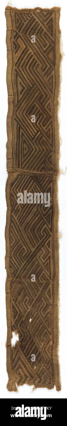 Bordo, Medio: Raffia tecnica: Tessitura semplice ricamata con cuciture a stelo, nastro lungo composto da tre pezzi più corti cuciti insieme. Ricamo tutto-sopra in motivo irregolarmente interlacciato di fasce striate in tre tonalità di marrone. Una cimosa presente, un altro lungo bordo tagliato e overcast., Repubblica Democratica del Congo, fine del 19 ° secolo, ricamo & cuciture, confine Foto Stock