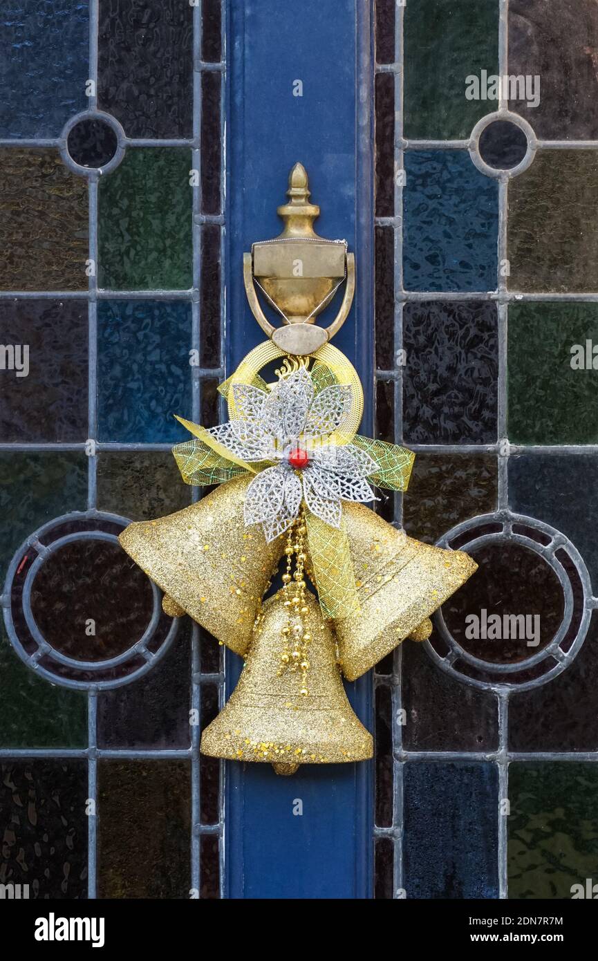 Decorazione di Natale su una porta d'ingresso, Londra Inghilterra Regno Unito Foto Stock