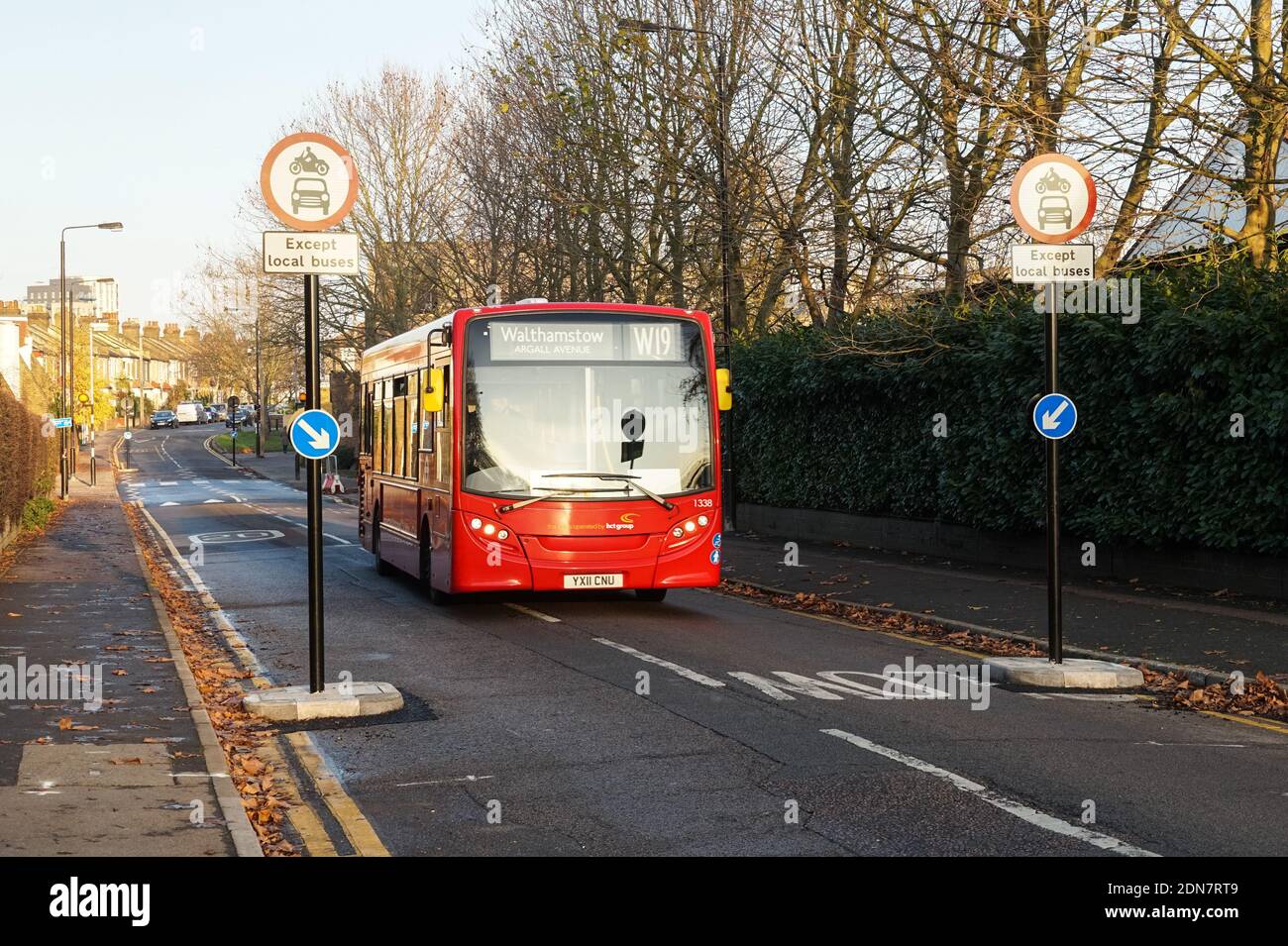 Bus-only strada a Londra Inghilterra Regno Unito Regno Unito Foto Stock