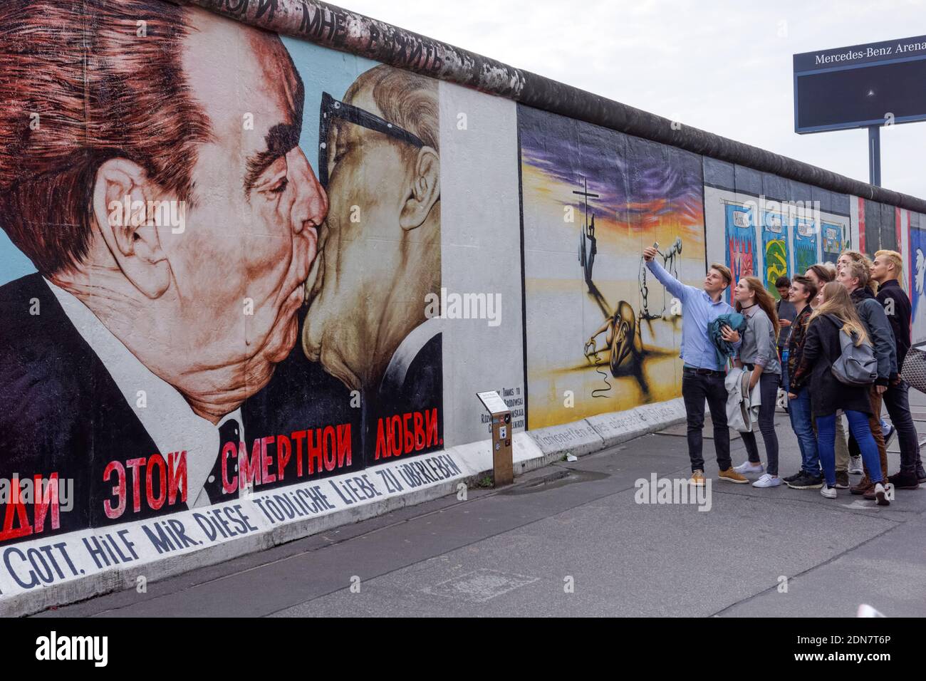 East Side Gallery, sezione del Muro di Berlino sulla Muhlenstrasse a Berlino, Germania Foto Stock