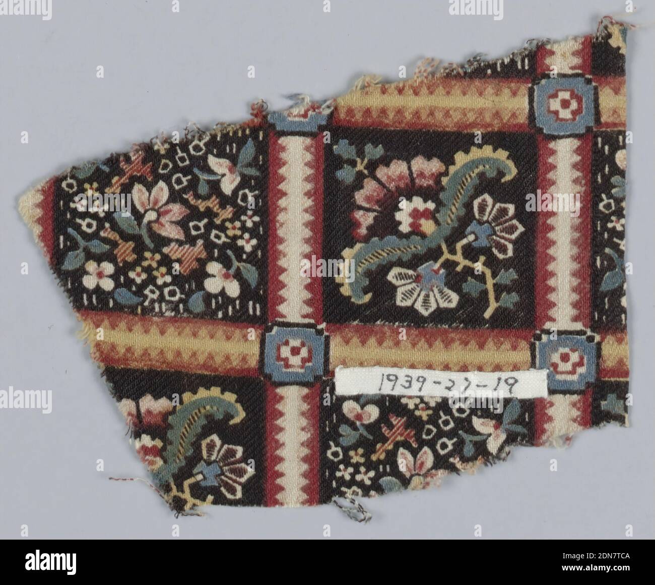 Frammento, mezzo: Lana tecnica: Stampata, frammento con griglia quadrata riempita di fiori multicolore su fondo nero. La griglia è formata da bande di colore rosso-bruno decorate con strisce a dente di sega in bianco e giallo., Inghilterra o USA, ca. 1850, tessuti stampati, tinti e verniciati, frammenti Foto Stock