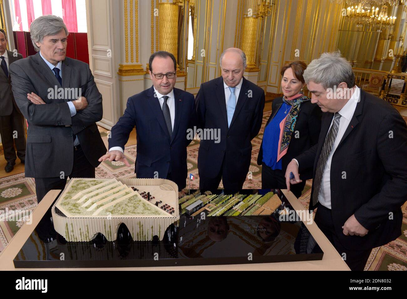 Alain Berger (R), the Commissioner General of the French Pavilion at Expo Milan 2015 presents a model of Pavillon France to (L-R) French Minister of Agriculture Stephane Le Foll, President Francois Hollande, Minister of Foreign Affairs Laurent Fabius and Minister of Ecology Segolene Royal, at the Elysee Palace in Paris, France on March 18, 2015. Photo by Gilles Rolle/Pool/ABACAPRESS.COM Foto Stock