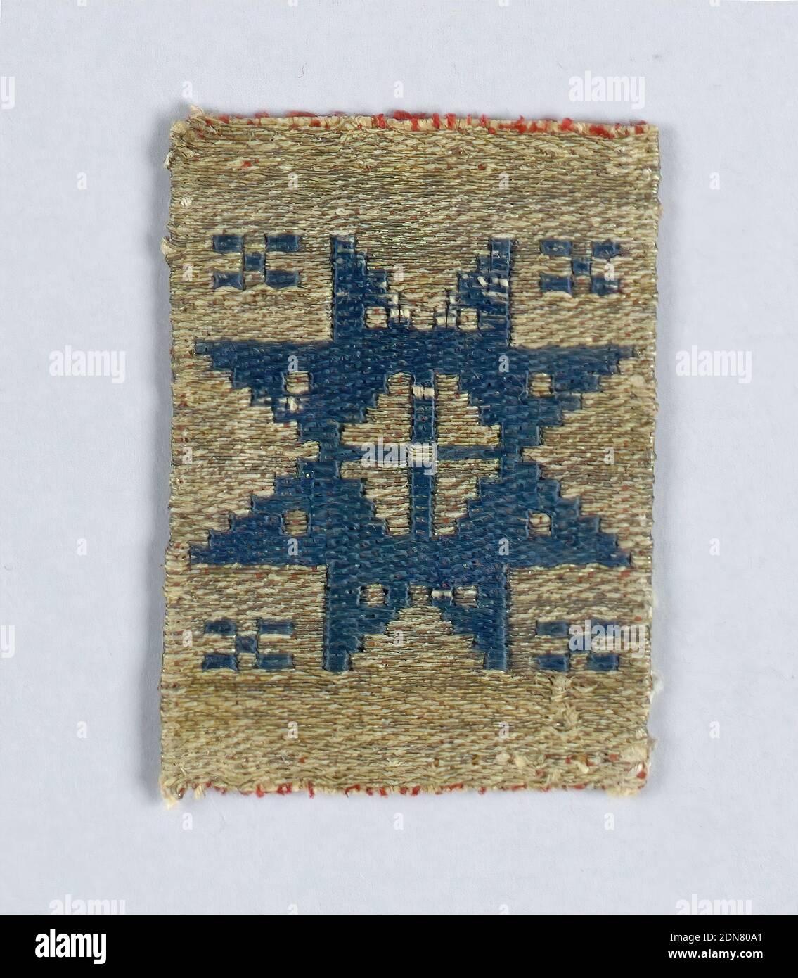 Band Fragment, Medium: Seta metallizzata, tecnica lino: Trama composta con ordito interno, stella blu su fondo metallico. Due cimose presenti., Germania o Spagna, 14 ° secolo, tessuti, frammento di banda Foto Stock