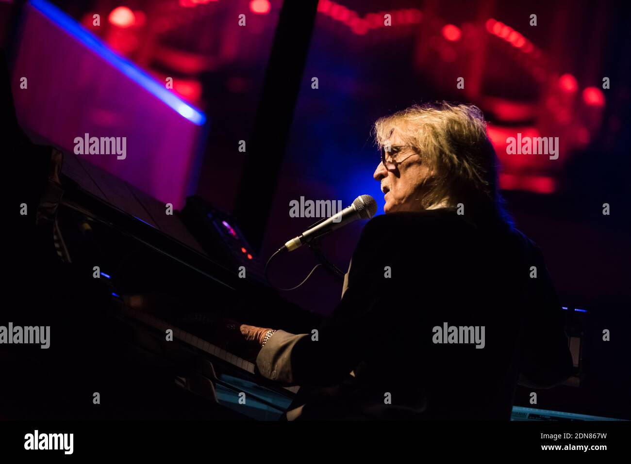 Il cantante Christophe si esibisce dal vivo durante il Festival Voix de Fete presso la Victoria Hall di Ginevra, Svizzera, il 9 marzo 2015. Foto di Loona/ABACAPRESS.COM Foto Stock