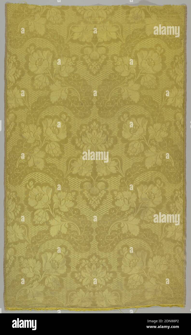 Frammento, Silk Damask tecnica: Damask, 5 unità satin, lunghezza di Damask giallo: Modello verticalmente simmetrico creato da una ripetizione diritta [ogni altra riga conterfaced] con un gambo fiorito ma diagonale che riempie l'unità., Inghilterra o Francia, 18 ° secolo, tessuti tessuti, frammento Foto Stock