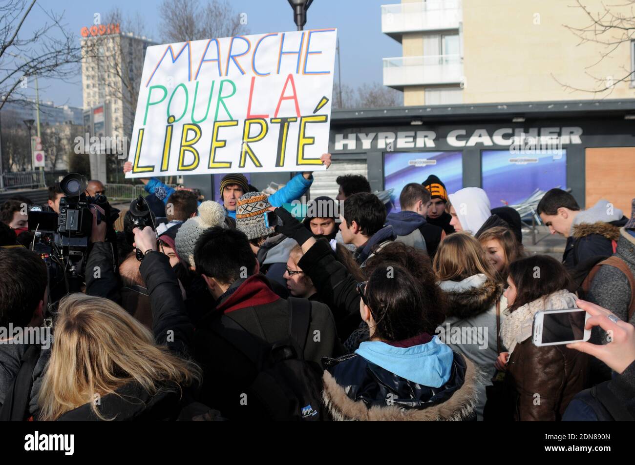 La gente prende parte ad una marcia di libertà dal negozio Hyper Cacher verso il giornale satirico Charlie Hebdo uffici, a Parigi, Francia, 23 gennaio 2015, due settimane dopo gli attacchi in questi due luoghi di Parigi che hanno lasciato 16 morti più una donna di polizia a Montrouge, un sobborgo di Parigi. Il 21 gennaio 2015, la Francia ha annunciato una serie di misure per frenare la radicalizzazione e monitorare meglio i jihadisti due settimane dopo una preda di uccisione islamista a Parigi che ha mandato onde d'urto in tutta Europa. Il banner recita: Marzo per la libertà da Bordeaux a Parigi. La gente si è unita a Parigi, la marcia che ha cominciato a Bordeaux, sud Foto Stock