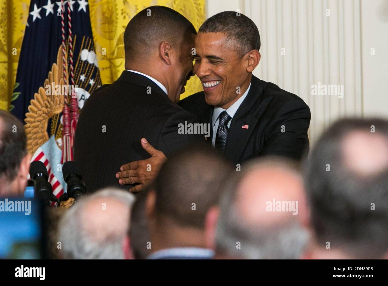 Sacramento, il sindaco della California Kevin Johnson presenta il presidente Barack Obama durante un evento per la Conferenza dei Sindaci degli Stati Uniti nella stanza orientale della Casa Bianca a Washington, DC, USA, il 23 gennaio 2015. Foto di Kristoffer Tripplaar/piscina/ABACAPRESS.COM Foto Stock