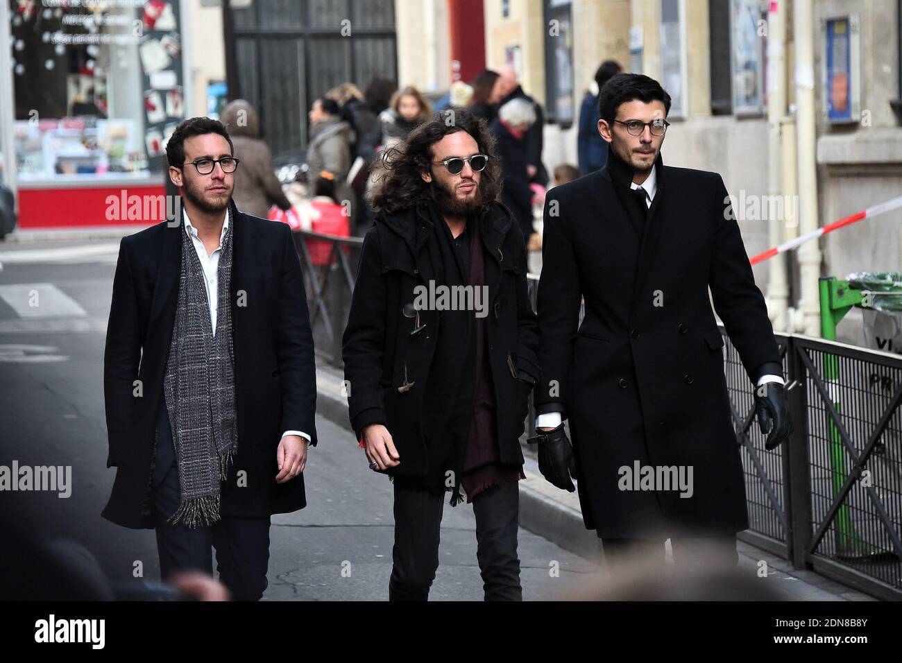 Ospiti che partecipano a un servizio funerale religioso per l'attore francese Roger Hanin presso la Sinagoga Buffault a Parigi, Francia, il 12 febbraio 2015. Roger Hanin sarà sepolto nella sua città natale Algeri, Algeria. Foto di ABACAPRESS.COM Foto Stock