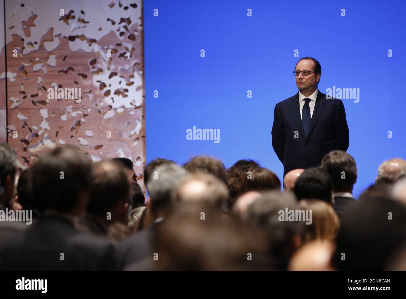 Il presidente francese Francois Hollande partecipa al gala di apertura del 14 gennaio 2015 presso la nuova sala concerti della Filarmonica di Parigi. La Philharmonie, un complesso di concerti multilivello la cui sala principale ospita 2,400 posti su ampi balconi che circondano il palco centrale, ha richiesto otto anni e 386 milioni di euro (455 milioni di dollari) di denaro pubblico per costruire -- un bilancio tre volte la sua stima iniziale. Foto di Dennis Allard/piscina/ABACAPRESS.COM Foto Stock