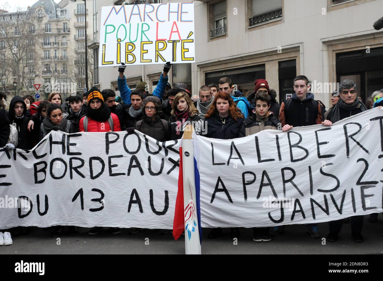 La gente prende parte ad una marcia di libertà dal negozio Hyper Cacher verso il giornale satirico Charlie Hebdo uffici, a Parigi, Francia, 23 gennaio 2015, due settimane dopo gli attacchi in questi due luoghi di Parigi che hanno lasciato 16 morti più una donna di polizia a Montrouge, un sobborgo di Parigi. Il 21 gennaio 2015, la Francia ha annunciato una serie di misure per frenare la radicalizzazione e monitorare meglio i jihadisti due settimane dopo una preda di uccisione islamista a Parigi che ha mandato onde d'urto in tutta Europa. Il banner recita: Marzo per la libertà da Bordeaux a Parigi. La gente si è unita a Parigi, la marcia che ha cominciato a Bordeaux, sud Foto Stock