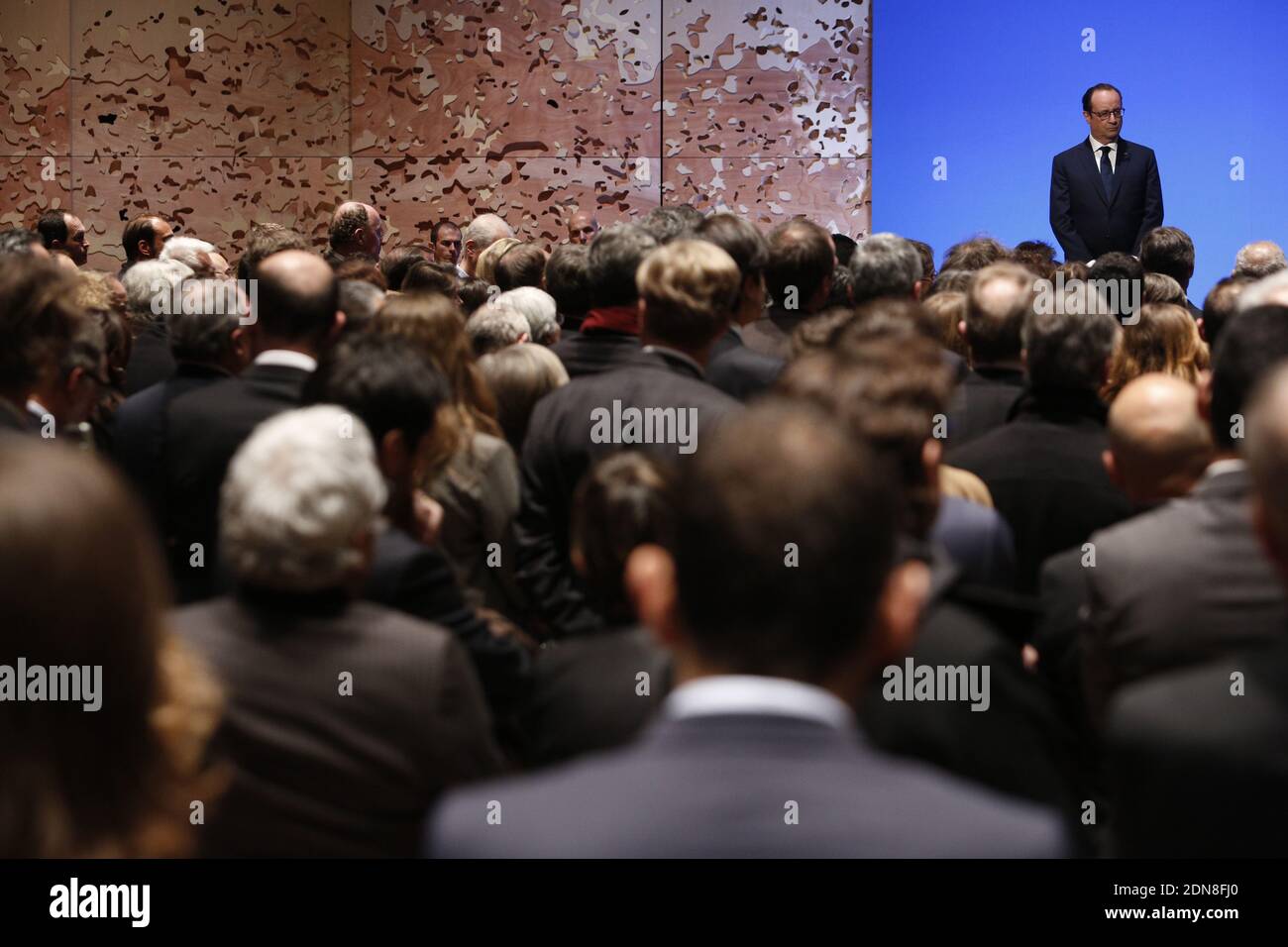 Il presidente francese Francois Hollande partecipa al gala di apertura del 14 gennaio 2015 presso la nuova sala concerti della Filarmonica di Parigi. La Philharmonie, un complesso di concerti multilivello la cui sala principale ospita 2,400 posti su ampi balconi che circondano il palco centrale, ha richiesto otto anni e 386 milioni di euro (455 milioni di dollari) di denaro pubblico per costruire -- un bilancio tre volte la sua stima iniziale. Foto di Dennis Allard/piscina/ABACAPRESS.COM Foto Stock