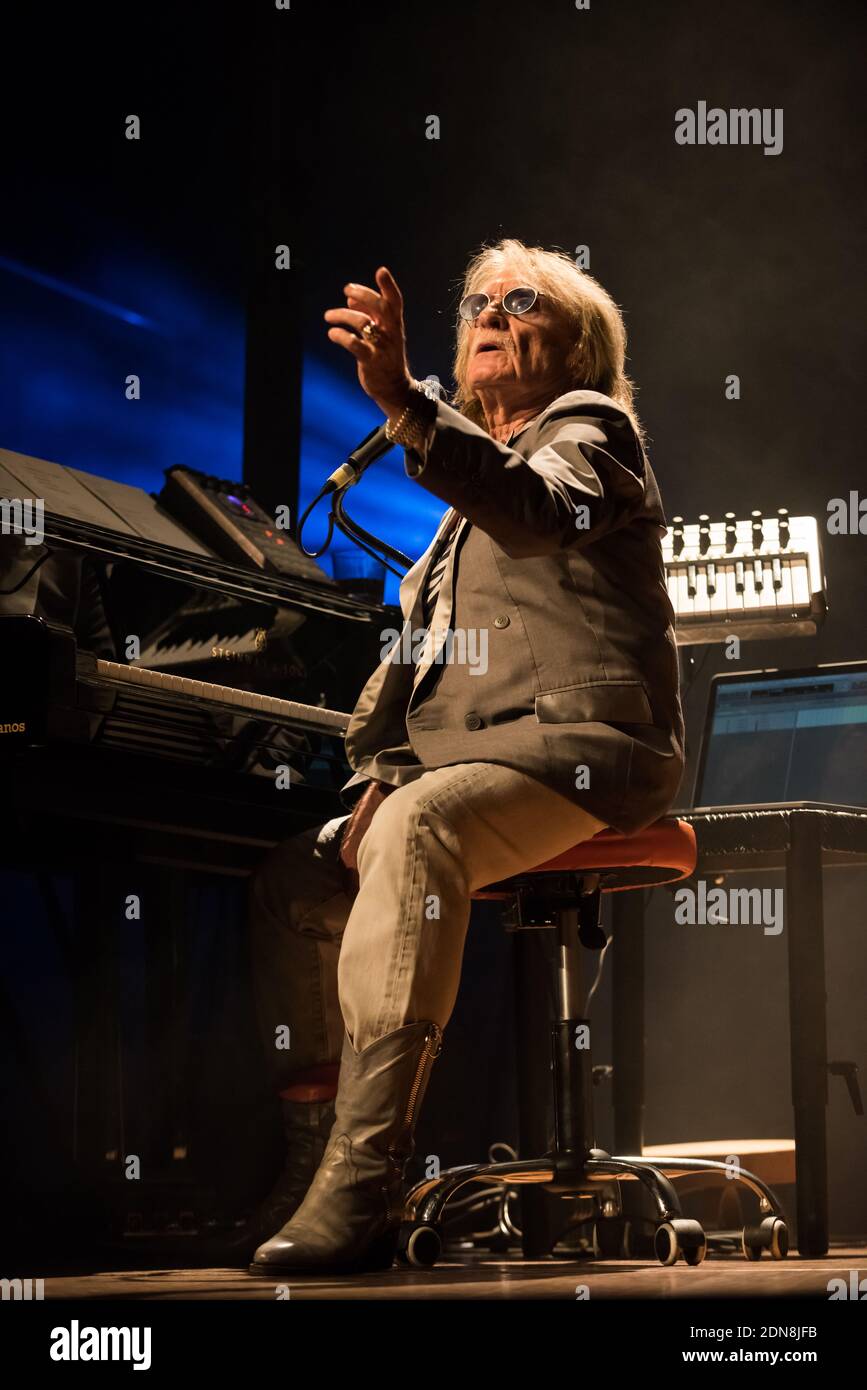 Il cantante Christophe si esibisce dal vivo durante il Festival Voix de Fete presso la Victoria Hall di Ginevra, Svizzera, il 9 marzo 2015. Foto di Loona/ABACAPRESS.COM Foto Stock