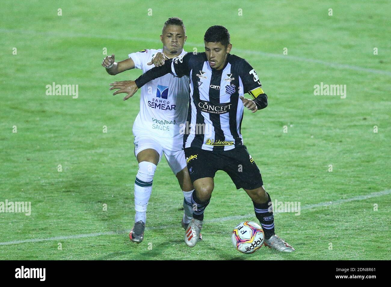 Florianopolis (Santa Catarina), 17/12/20 - Patrick do Figueirense disputa lance com Geovane do América, durante partida entre Figueirense e América-MG Foto Stock