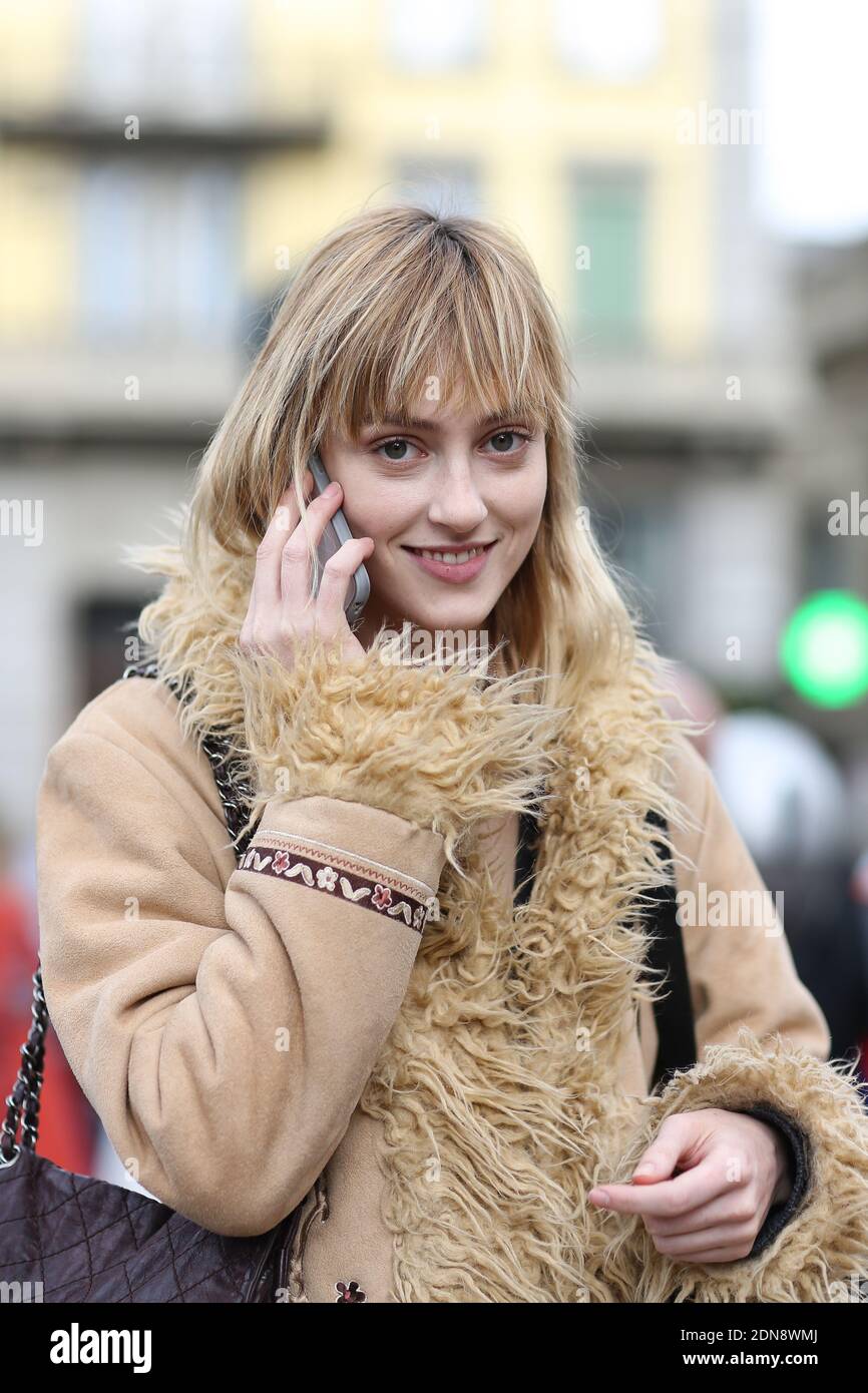 Street Style, modello Frances Coombe dopo Gucci Autunno-Inverno 2015-2016  spettacolo di ready-to-wear tenuto a Pizza Oberdan a Milano il 25 febbraio  2015. Foto di Marie-Paola Bertrand-Hillion/ABACAPRESS.COM Foto stock - Alamy