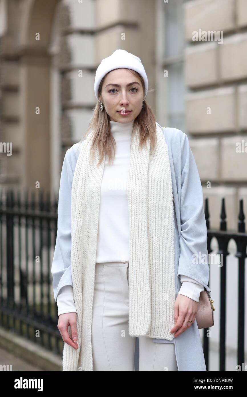 Street Style, Donja Rose (blogger di moda) in arrivo alla settimana della  moda di Londra Ready-to-Wear Autumn-Winter 2015-2016 tenutasi alla Somerset  House, Londra, Inghilterra il 21 febbraio 2015. Indossa un cappotto Pretty