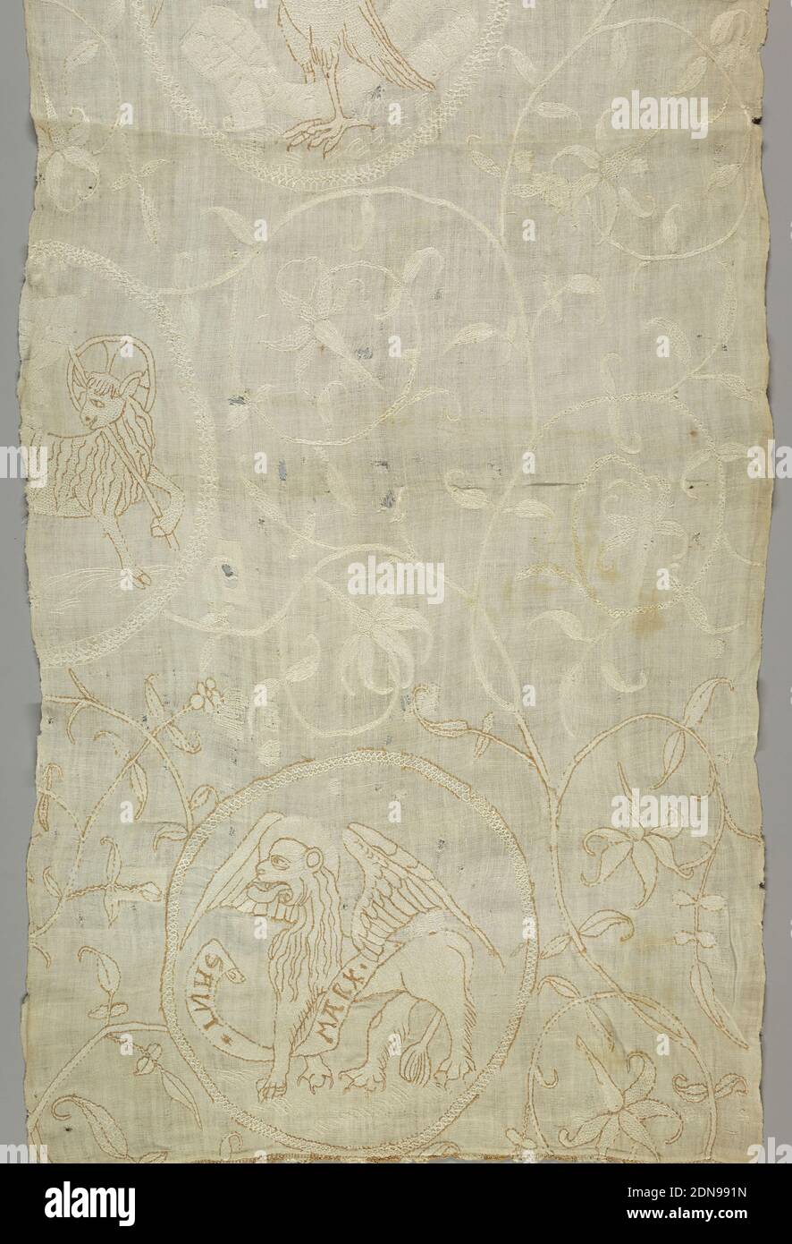 Panel Fragment, Medium: Cotone su lino tecnica: Coucing per contorni lineari e zone dense, cucitura a chevron su punti rettilinei paralleli, riempimento a bottonhole in modo semplice, una combinazione interlacciata di punti a bottonhole o ad anello, catena a catena e scala, punti a spina di pesce su armatura piana, Disegno di rotoli e rotonde fogliati con i simboli dei quattro apostoli. Un tondo mostra un leone e le parole: 'Sant Mark.' Altre due rotonde (incomplete) mostrano porzioni dell'Aquila (St Mathew) e Ox (St Luca). Una parte molto piccola di una frangia marrone e bianca Foto Stock