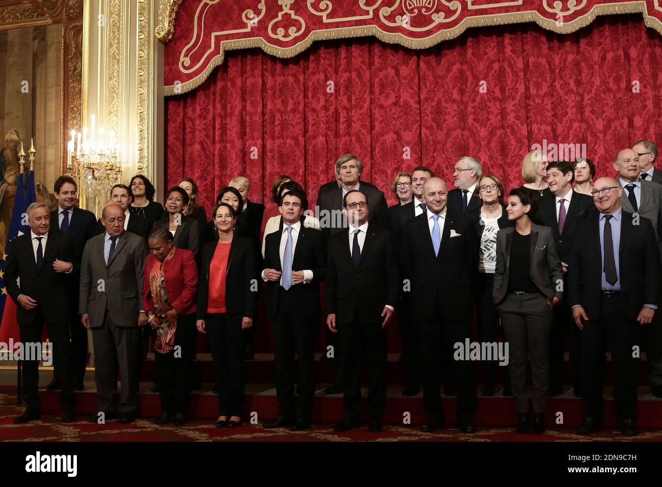 Ministro francese del lavoro Francois Rebsamen, Ministro della Difesa Jean-Yves le Drian, Ministro della Giustizia Christiane Taubira, Ministro dell'ecologia, dello sviluppo sostenibile e dell'energia Segolene Royal, primo Ministro Manuel Valls, presidente Francois Hollande, Ministro degli Affari Esteri Laurent Fabius, Ministro dell'Educazione Najat Vallaud-Belkacem, Ministro delle Finanze Michel sapin, Ministro degli interni Bernard Cazeneuve, Ministro junior per il commercio estero e il turismo Matthias Fekl, Ministro junior per la riforma dello Stato e la semplificazione Thierry Mandon, Ministro dei territori d'oltremare George Pau-Langevin, Ministro della Cultura Fleu Foto Stock