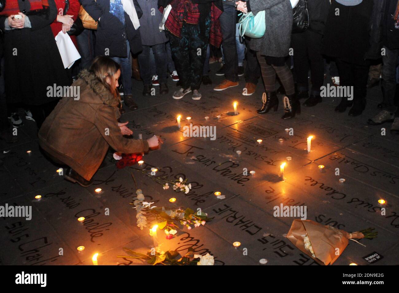 La gente prende parte ad una veglia in Place de la Republique, Parigi, Francia, mercoledì 7 gennaio 2015, dopo che tre pistoleri hanno effettuato un attacco terroristico mortale alla rivista satirica francese Charlie Hebdo a Parigi, uccidendo 12 persone. Foto di Alain Apaydin/ABACAPRESS.COM Foto Stock