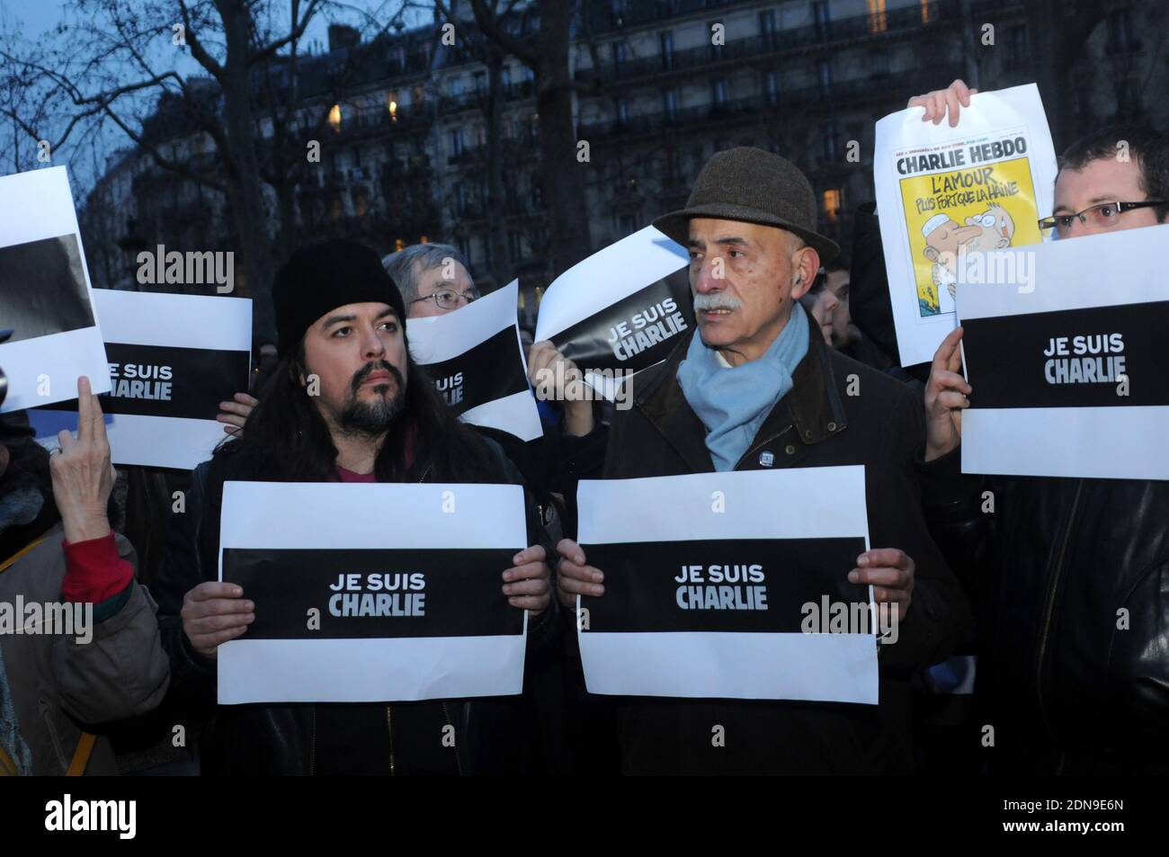 La gente prende parte ad una veglia in Place de la Republique, Parigi, Francia, mercoledì 7 gennaio 2015, dopo che tre pistoleri hanno effettuato un attacco terroristico mortale alla rivista satirica francese Charlie Hebdo a Parigi, uccidendo 12 persone. Foto di Alain Apaydin/ABACAPRESS.COM Foto Stock