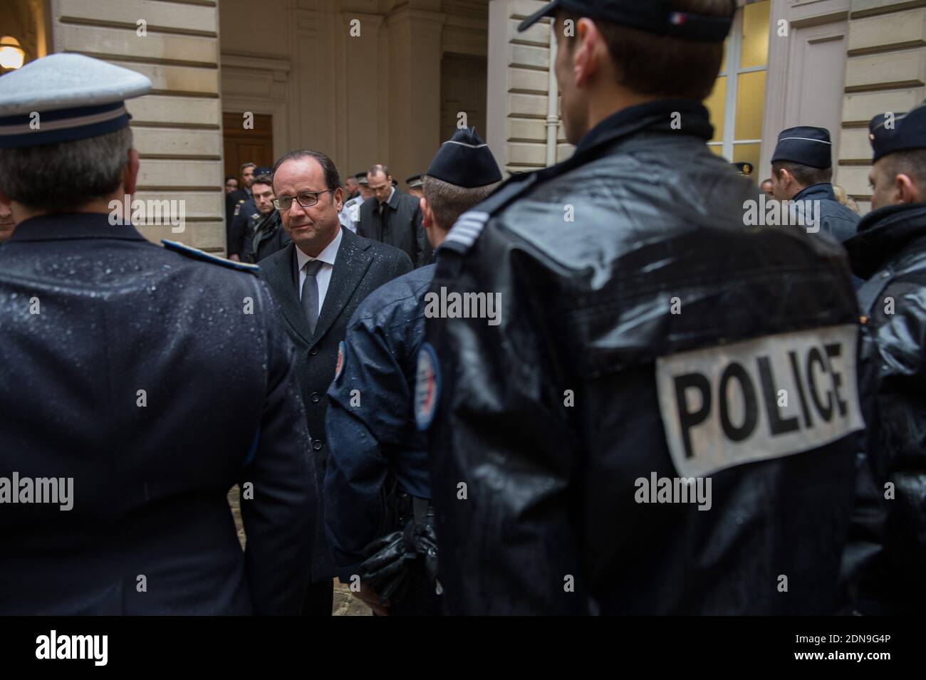 Il presidente francese Francois Hollande durante una visita alla Prefettura di polizia a seguito dell'attentato terroristico mortale di ieri al settimanale satirico Charlie Hebdo, a Parigi, in Francia, l'8 gennaio 2015. Foto piscina di Jacques Witt/ABACAPRESS.COM Foto Stock