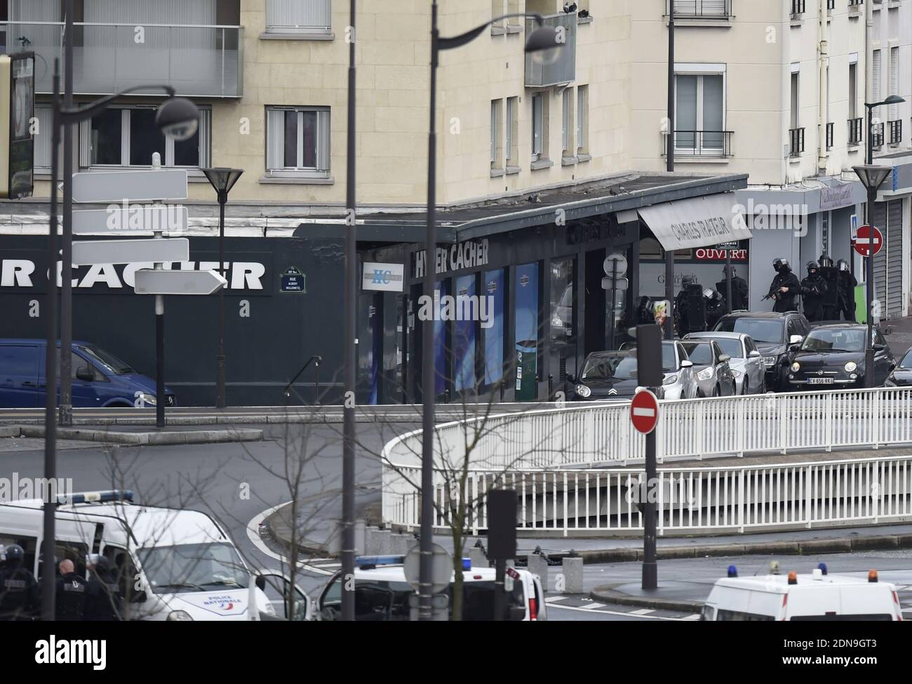 Le forze di polizia si riuniscono nelle vicinanze di Porte de Vincennes, ad est di Parigi, in Francia, il 9 gennaio 2015, dopo che almeno una persona è stata ferita quando un pistolero ha aperto il fuoco in un negozio di alimentari kosher e ha preso in ostaggio almeno cinque persone. L'aggressore era sospettato di essere lo stesso pistolero che ha ucciso una donna di polizia in una sparatoria a Montrouge, nel sud di Parigi, l'8 gennaio. Foto di Nicolas Gouhier/ABACAPRESS.COM Foto Stock