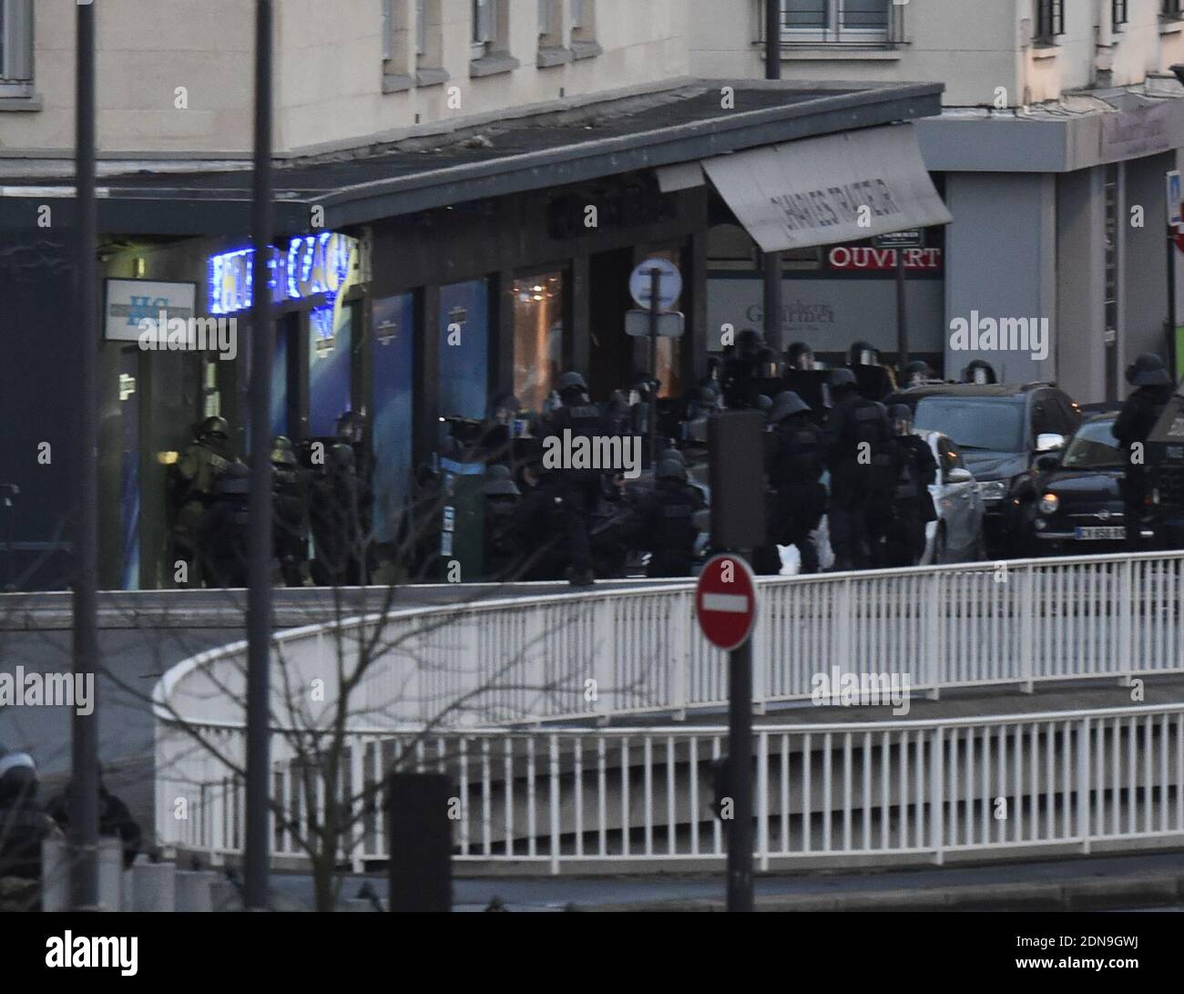 NO WEB, NO APPS in Francia - il momento in cui i membri delle forze antiterrorismo francesi assillano il negozio di kosher dove Amedy Coulibaly, un pistolero islamista tiene ostaggi, su Cours de Vincennes a Parigi, Francia il 9 gennaio 2015. Il pistolero che ieri ha ucciso un ufficiale di polizia a Montrouge, è stato ucciso nell'assalto, tutti gli ostaggi sono liberi. Foto di Nicolas Gouhier/ABACAPRESS.COM Foto Stock