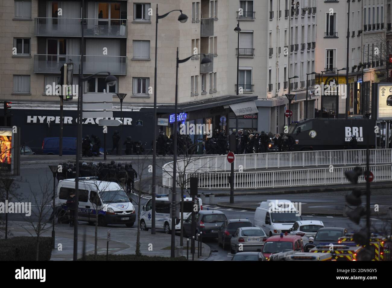 No Web No Apps in Francia - il momento in cui i membri delle forze antiterrorismo francesi assillano il negozio kosher dove Amy Coulibaly, un pistolero islamista tiene ostaggi, su Cours de Vincennes a Parigi, Francia il 9 gennaio 2015. Il pistolero che ieri ha ucciso un ufficiale di polizia a Montrouge, è stato ucciso nell'assalto, tutti gli ostaggi sono liberi. Foto di Nicolas Gouhier/ABACAPRESS.COM Foto Stock