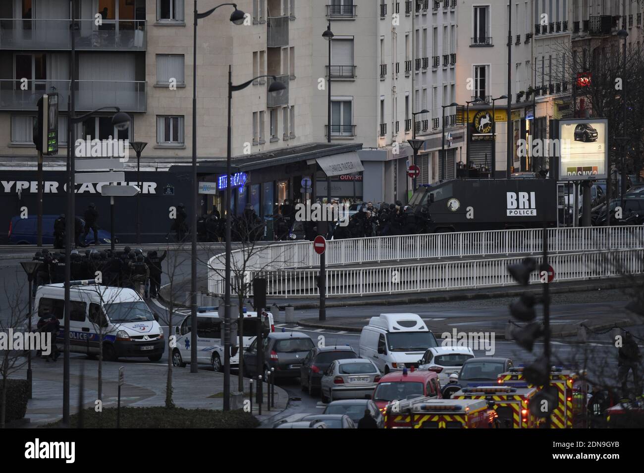 No Web No Apps in Francia - il momento in cui i membri delle forze antiterrorismo francesi assillano il negozio kosher dove Amy Coulibaly, un pistolero islamista tiene ostaggi, su Cours de Vincennes a Parigi, Francia il 9 gennaio 2015. Il pistolero che ieri ha ucciso un ufficiale di polizia a Montrouge, è stato ucciso nell'assalto, tutti gli ostaggi sono liberi. Foto di Nicolas Gouhier/ABACAPRESS.COM Foto Stock