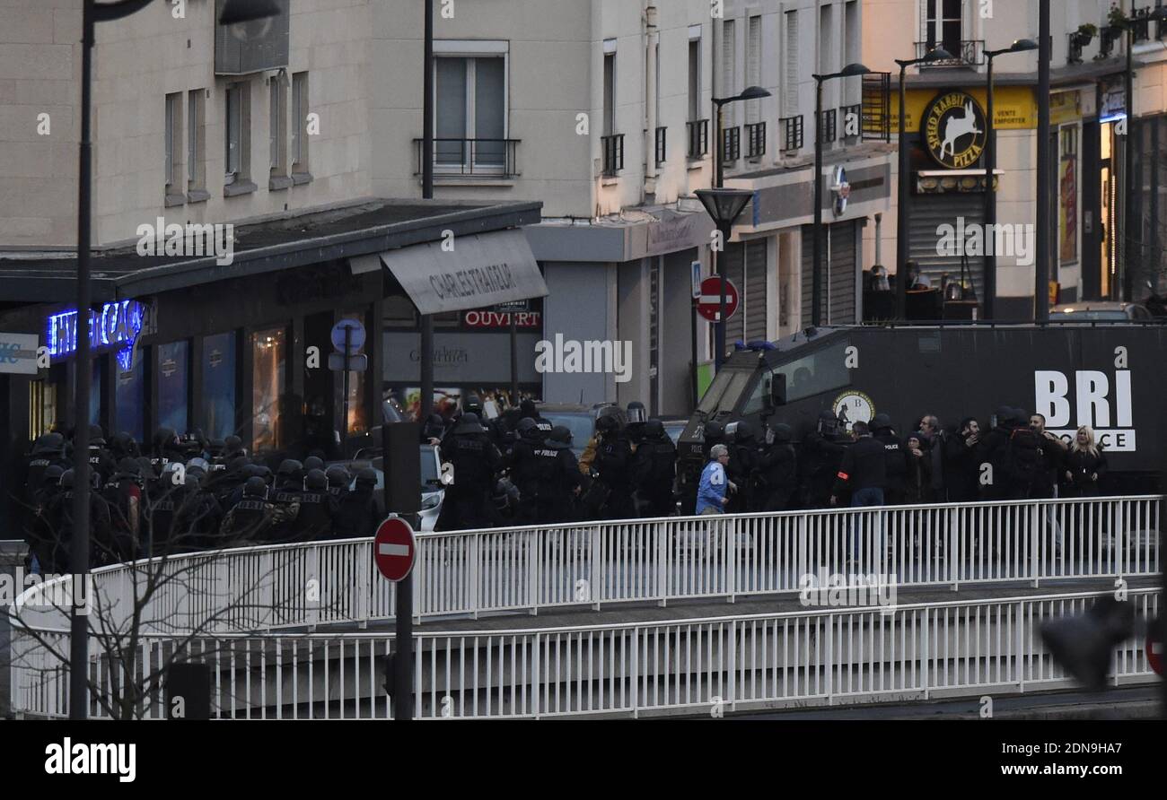 NO WEB, NO APPS in Francia - il momento in cui i membri delle forze antiterrorismo francesi assillano il negozio di kosher dove Amedy Coulibaly, un pistolero islamista tiene ostaggi, su Cours de Vincennes a Parigi, Francia il 9 gennaio 2015. Il pistolero che ieri ha ucciso un ufficiale di polizia a Montrouge, è stato ucciso nell'assalto, tutti gli ostaggi sono liberi. Foto di Nicolas Gouhier/ABACAPRESS.COM Foto Stock