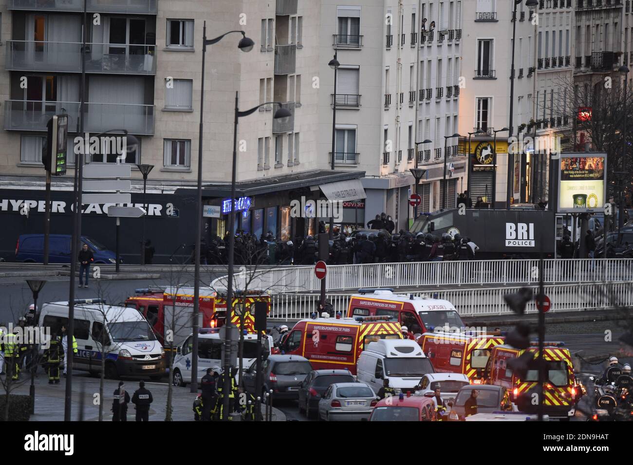 NO WEB, NO APPS in Francia - il momento in cui i membri delle forze antiterrorismo francesi assillano il negozio di kosher dove Amedy Coulibaly, un pistolero islamista tiene ostaggi, su Cours de Vincennes a Parigi, Francia il 9 gennaio 2015. Il pistolero che ieri ha ucciso un ufficiale di polizia a Montrouge, è stato ucciso nell'assalto, tutti gli ostaggi sono liberi. Foto di Nicolas Gouhier/ABACAPRESS.COM Foto Stock