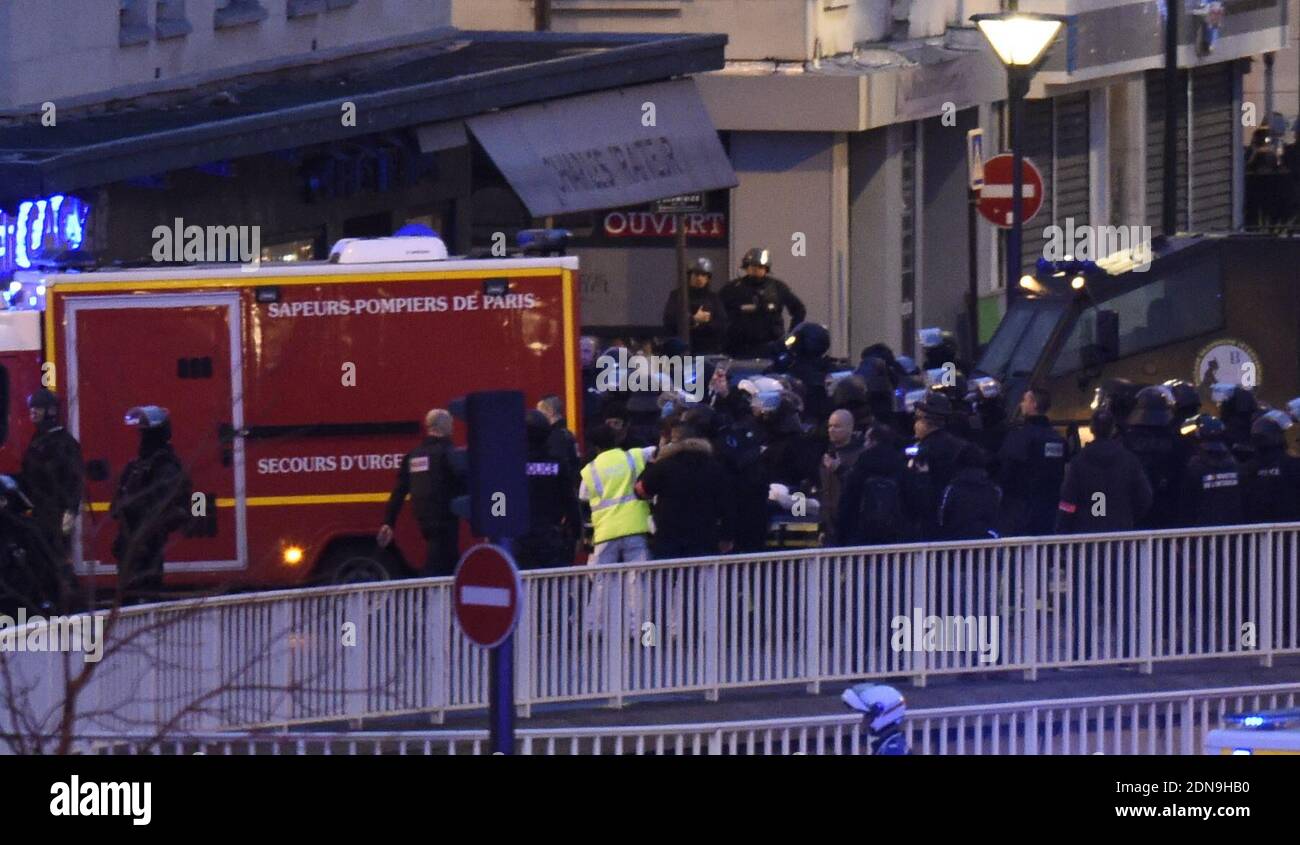 NO WEB, NO APPS in Francia - il momento in cui i membri delle forze antiterrorismo francesi assillano il negozio di kosher dove Amedy Coulibaly, un pistolero islamista tiene ostaggi, su Cours de Vincennes a Parigi, Francia il 9 gennaio 2015. Il pistolero che ieri ha ucciso un ufficiale di polizia a Montrouge, è stato ucciso nell'assalto, tutti gli ostaggi sono liberi. Foto di Nicolas Gouhier/ABACAPRESS.COM Foto Stock