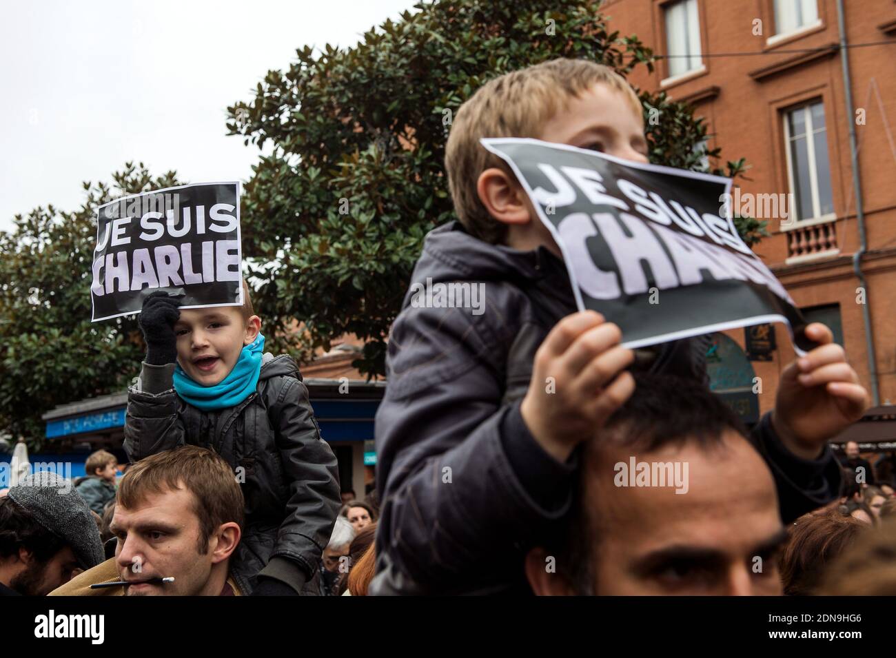 Più di 70.000 persone manifestano su Place du Capitole a sostegno di Charlie Hebdo e delle altre vittime degli attentati terroristici di Tolosa, nella Francia sudoccidentale, il 10 gennaio 2015. Foto di Bernard-Marie/ABACAPRESS.COM Foto Stock