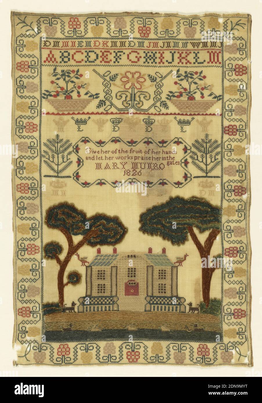 Campionatore, Mary Muro, Medium: Ricamo di seta su fondazioni di lana tecnica: Punti contati e non contati; croce, satin, schiena, gambo e couching su fondazioni di tessitura piana, bordino floreale curvante che racchiude lettere, parti di un alfabeto, fasce floreali, corone iniziali, E un versetto: 'Ditele il frutto delle sue mani e lascale il suo lavoro lodarla nelle porte, Maria Muro 1826', con una grande casa ombreggiata da alberi in fondo. Gli alberi e l'erba sono stati lavorati in filati di ciniglia., Inghilterra o Scozia, 1826, ricamo & cucendo, Sampler Foto Stock