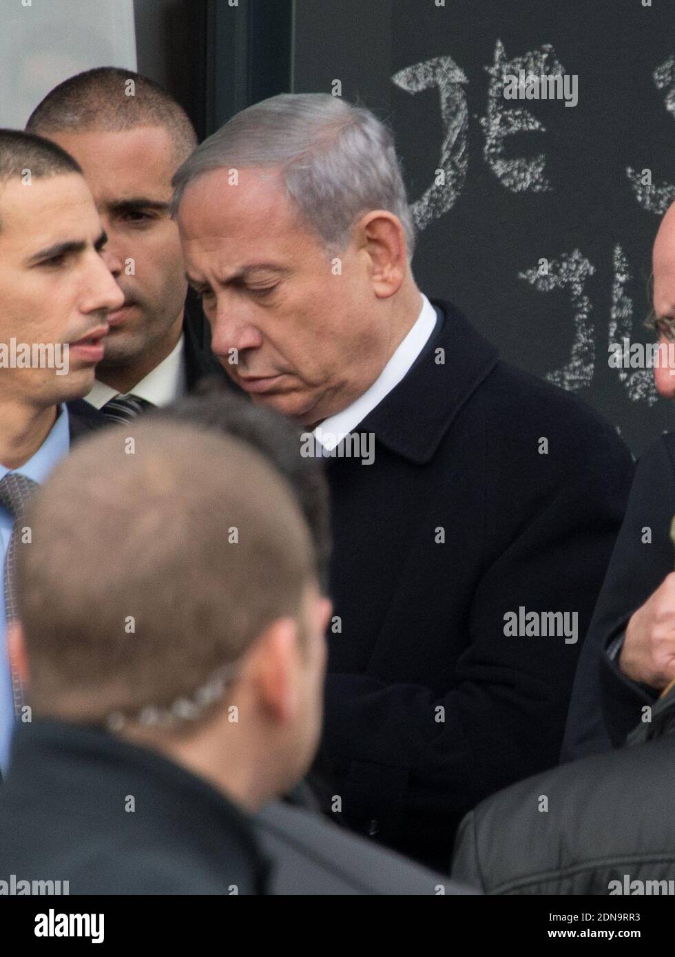 Benyamin Netanyahu rende omaggio alle 4 vittime ebraiche uccise da Amedy Coulibaly nel negozio Hyper Casher, Porte de Vincennes a Parigi, Francia, il 12 gennaio 2015. Foto di William Stevens/ABACAPRESS.COM Foto Stock